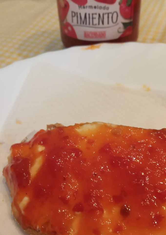 Una foto de Tosta de queso de untar y mermelada de pimientos