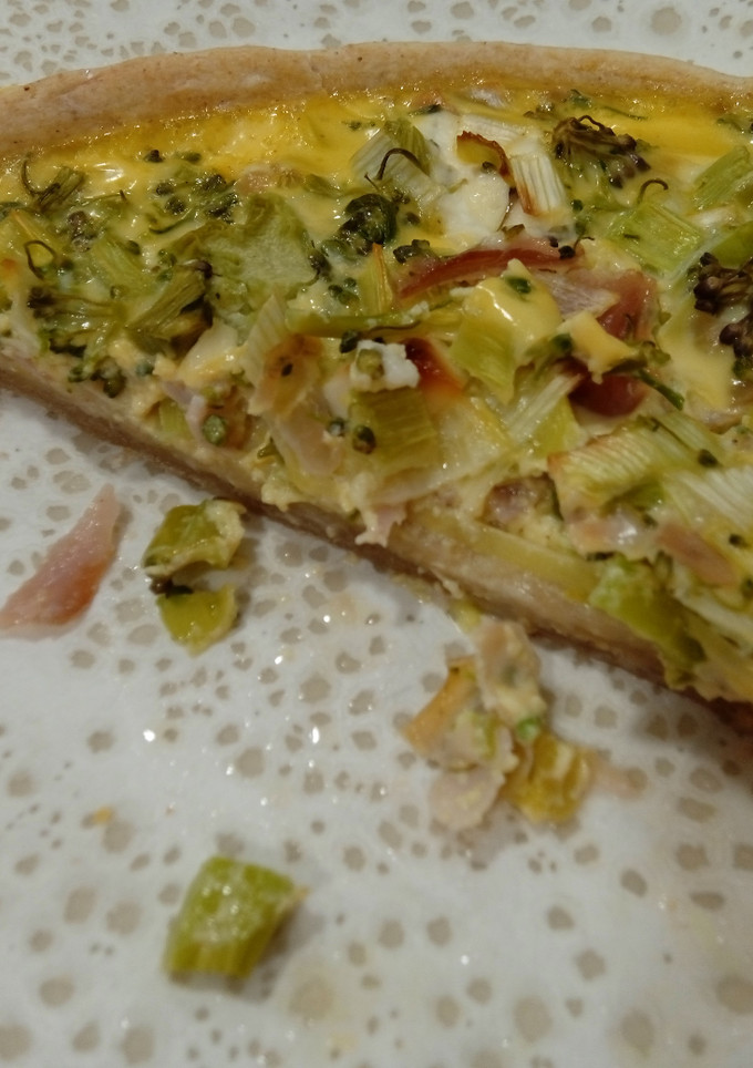 Una foto de Quiche de jamón York, puerro y brócoli