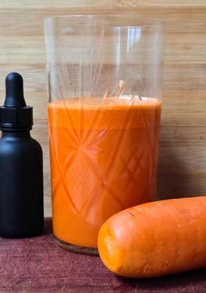 Una foto de Jugo de zanahoria 🥕con aceite de orégano 🌱