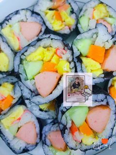 Hình của món Cơm cuộn rong biển🍱🥢.