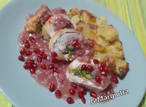 Foto di Rollè di pollo con patate, cime di rapa e prosciutto cotto, con salsina di melagrana