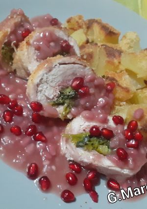 Foto di Rollè di pollo con patate, cime di rapa e prosciutto cotto, con salsina di melagrana
