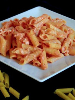 Una foto de Macarrones con bacalao y alioli