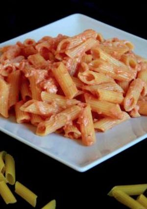 Una foto de Macarrones con bacalao y alioli