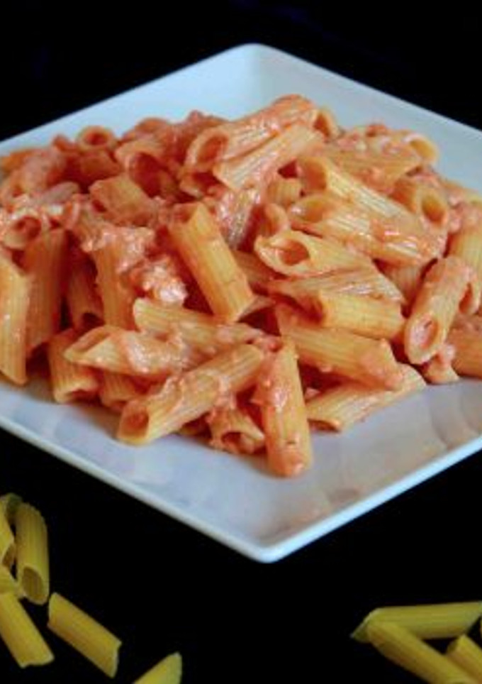 Una foto de Macarrones con bacalao y alioli