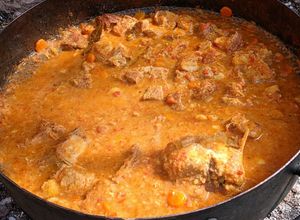 Una foto de Goulash de cerdo al disco
