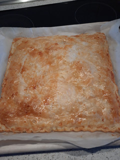 Una foto de Empanada de hojaldre rellena de bechamel, atún y huevo