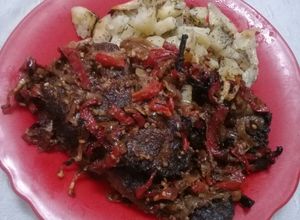 Una foto de Ojo de bife al horno con Morón y cebolla y condimentos