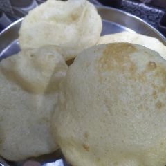 A picture of Bhature.