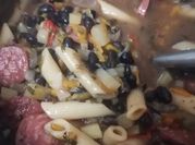 Una foto de poroto negro con fideo