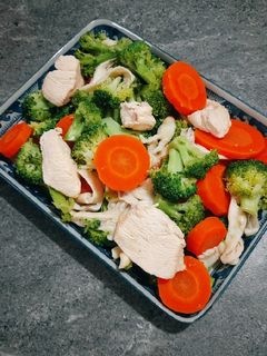 Hình của món Ức gà xào cà rốt & bông cải xanh.