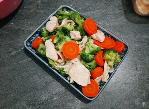 Hình của món Ức gà xào cà rốt & bông cải xanh.