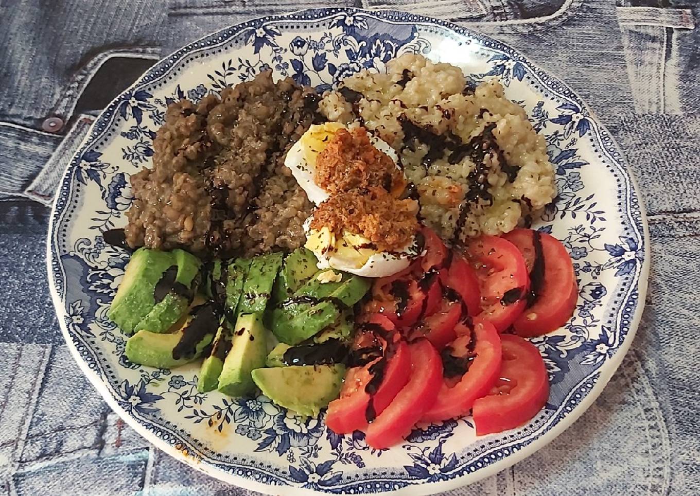 Ensalada arroz, lentejas, aguacate y tomate