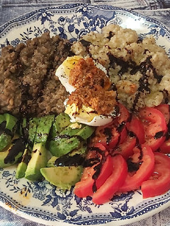 Una foto de Ensalada arroz, lentejas, aguacate y tomate
