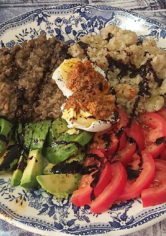 Una foto de Ensalada arroz, lentejas, aguacate y tomate