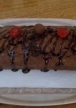 Una foto de Budín de chocolate con naranja y cerezas