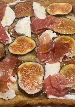 Una foto de Ensalada de berenjenas asadas higos y jamón, sobre masa quebrada !!!
