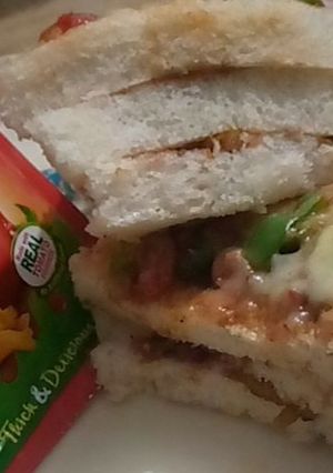 A picture of Three layer chicken 🍗 sandwich 🥪.