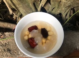 Hình của món Chè hạt sen táo đỏ hạt đác.