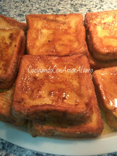 Una foto de Torrijas rellenas de crema pastelera