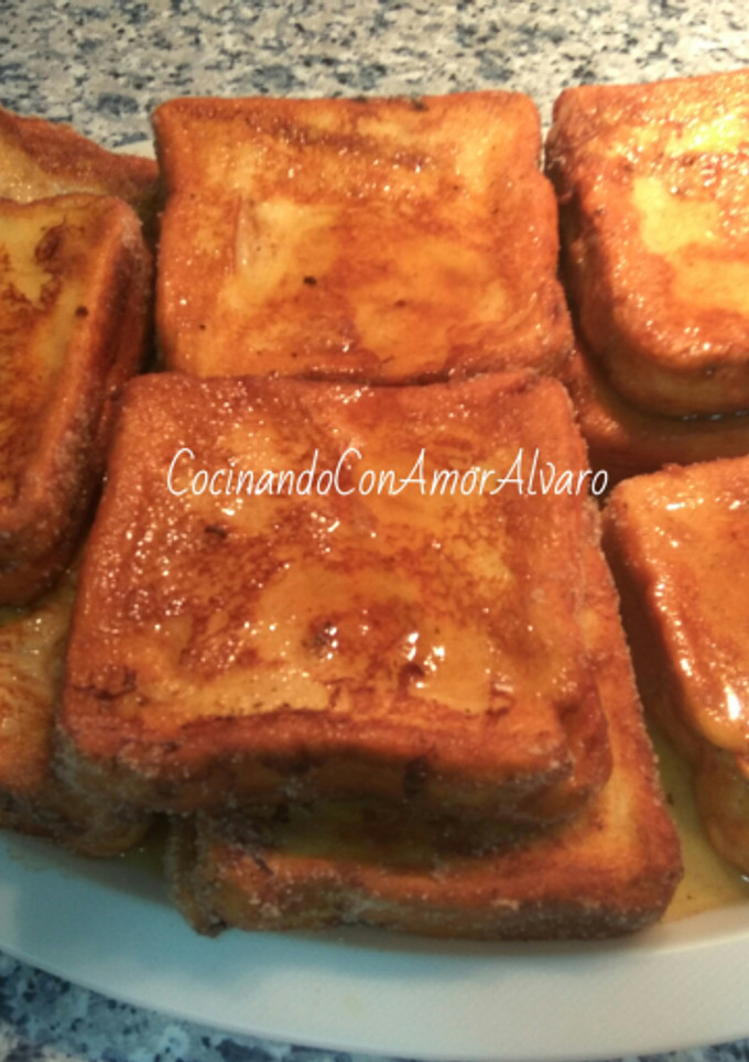 Una foto de Torrijas rellenas de crema pastelera