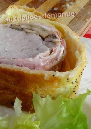 Une photo de Filet mignon de porc en croûte à la poitrine fumée, champignons et mozzarella