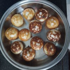 Tikhat Appe (spicy appam) A picture of Tikhat Appe (spicy appam).