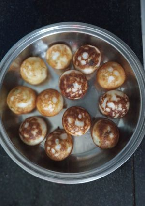 A picture of Tikhat Appe (spicy appam).
