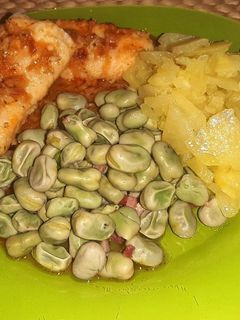 Una foto de Merluza al ajillo con guarnición de habas frescas y patata