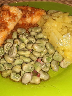 Una foto de Merluza al ajillo con guarnición de habas frescas y patata