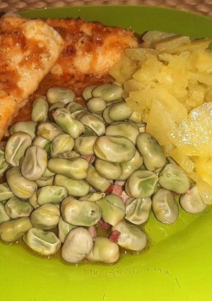Una foto de Merluza al ajillo con guarnición de habas frescas y patata