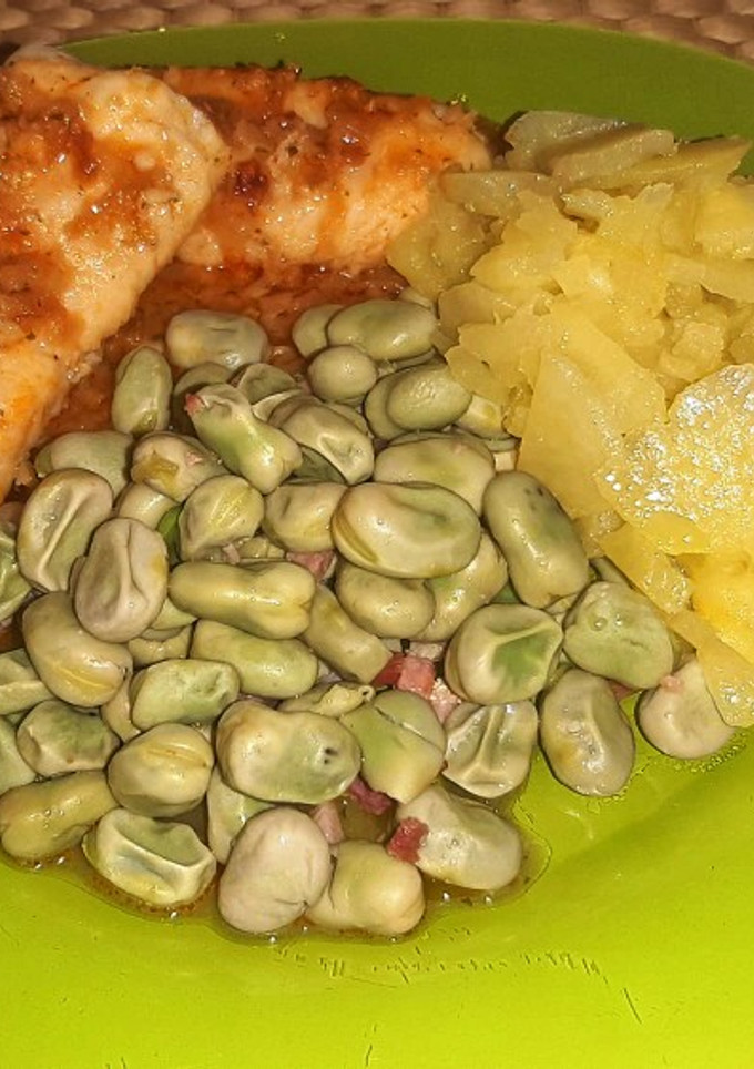 Una foto de Merluza al ajillo con guarnición de habas frescas y patata