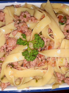 Una foto de Espaguetis con carne molida de pollo 🍜