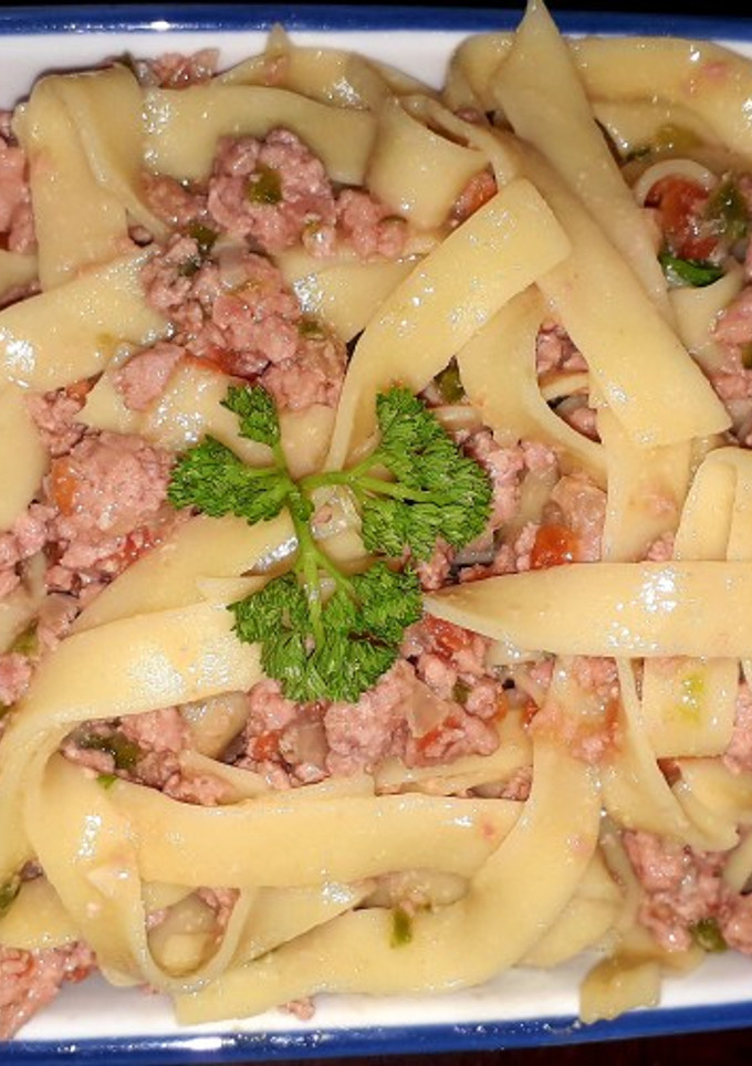 Una foto de Espaguetis con carne molida de pollo 🍜