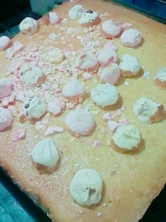 Una foto de Torta merenguitos 😍 deliciosa con harina de arroz y trigo, sabo