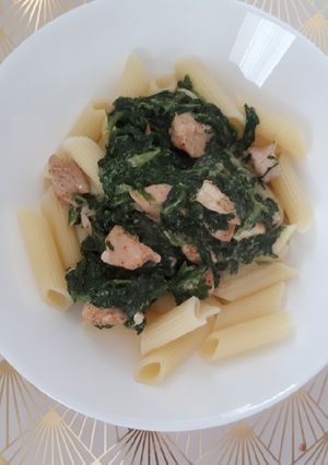 Zdjęcie przepisu Makaron ze szpinakiem, serkiem i piersią kurczaka.