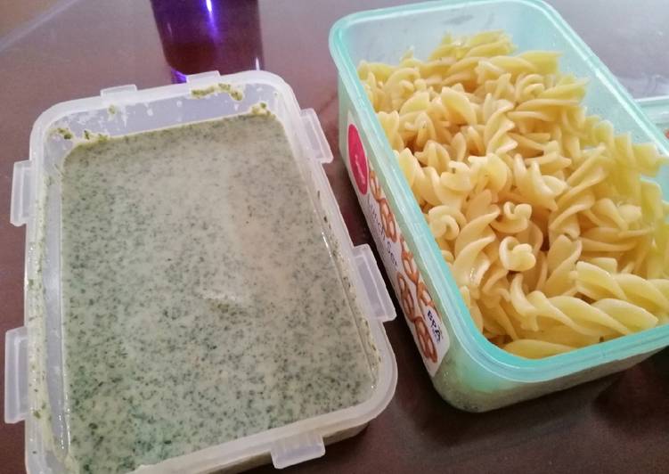 Pasta with creamy spinach sauce (ala anak kos)