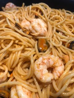 Una foto de Espaguettis con gambas y mejillones