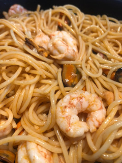 Una foto de Espaguettis con gambas y mejillones