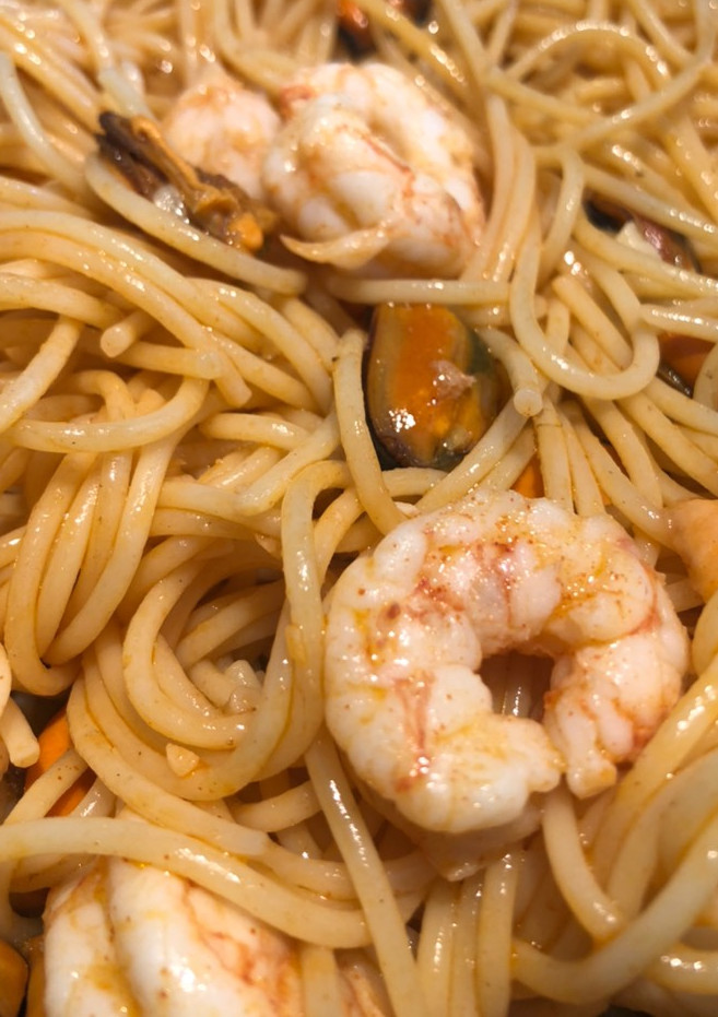 Una foto de Espaguettis con gambas y mejillones