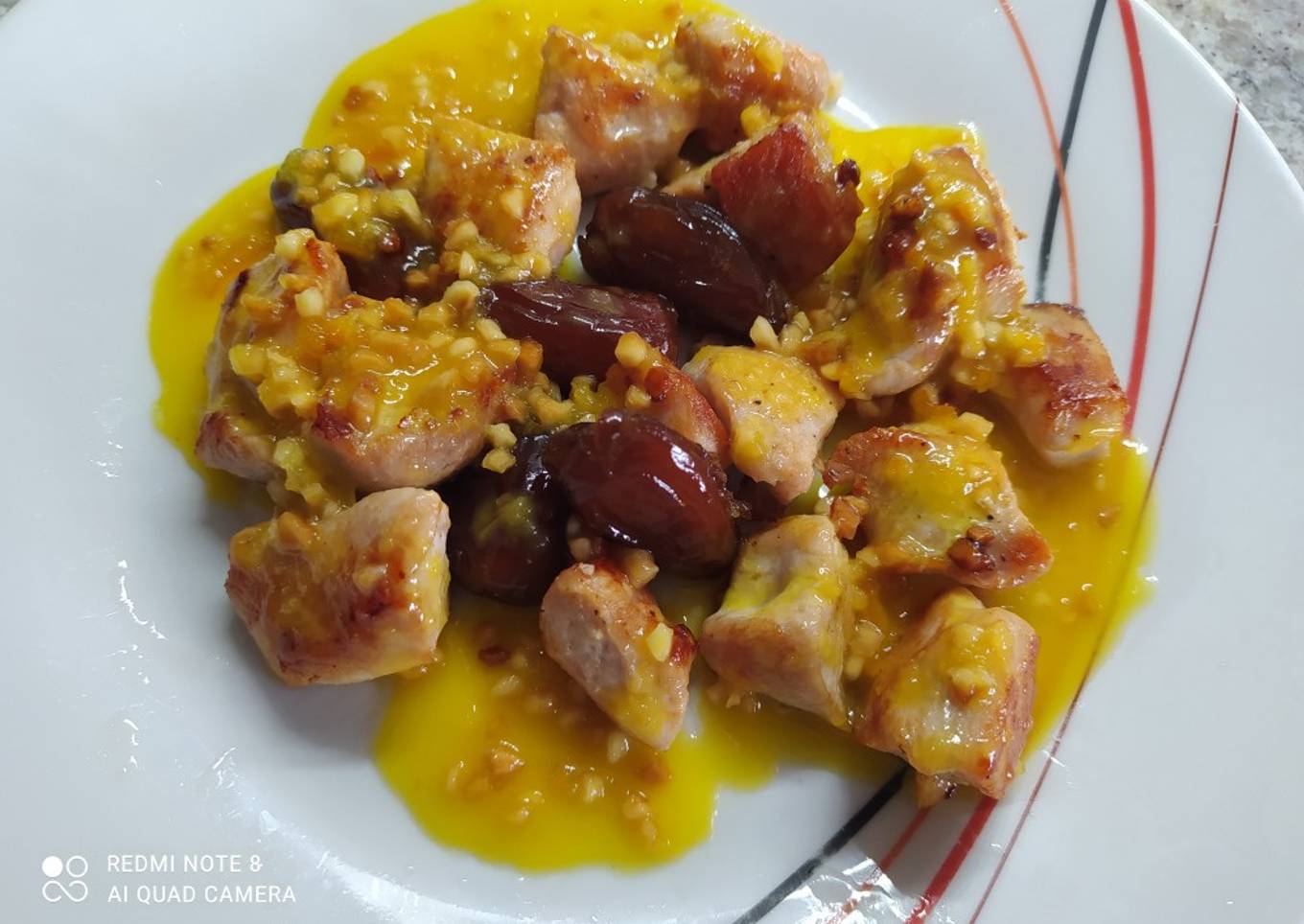 Pechuga de pavo con salsa de naranja, dátiles y almendras