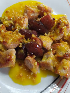 Una foto de Pechuga de pavo con salsa de naranja, dátiles y almendras