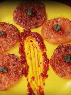 मिनी शेज़वान सूजी उत्तपम (Mini schezwan suji uttapam recipe in Hindi) रेसिपी मुख्य फोटो