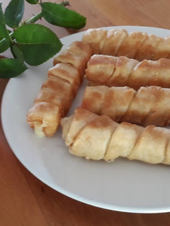 Una foto de Tequeños de queso -con masa casera-
