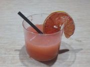 Una foto de jugo de pomelo