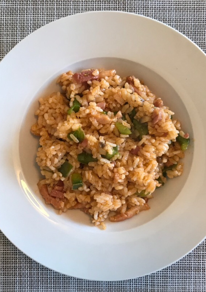 Una foto de Arroz frito con salsa de tomate ketchup