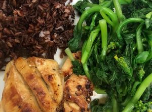 Hình của món Ức gà ướp Rượu - Nước táo áp chảo.