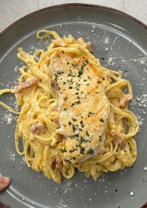 Una foto de Espaguetis cremosos con pollo y bacon al estilo casero