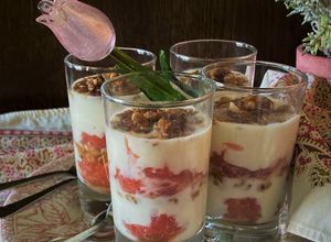 Une photo de Parfait de yaourt au pamplemousse et au granola maison