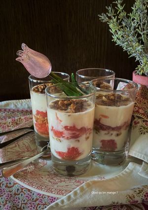 Une photo de Parfait de yaourt au pamplemousse et au granola maison